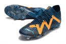 Chuteira Puma Future FTR FG Azul com detalhes em laranja e sola com cravos para campo.