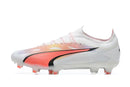Chuteira Puma Ultra Ultimate FG Branca e Rosa vista lateral, ideal para futebolistas que buscam desempenho.