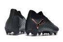Chuteira Puma Future FTR FG Black com detalhes em grafite, ideal para jogadores de futebol em campo.
