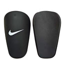Caneleiras Small Nike Preto e Branco com design anatômico e proteção superior