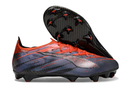 Chuteira Puma Ultra 5 FG nas cores preto e laranja, ideal para desempenho em campo.