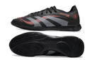 Chuteira Futsal Adidas Predator Elite Fold Over Tongue IC com design em preto e detalhes em vermelho.