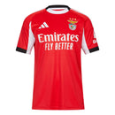 Camisola Benfica home 25/26 com design em vermelho, logo e patrocinadores, fabricada pela Adidas.