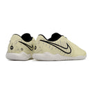 Chuteira Futsal Tiempo 10 Legend Elite IC Bege, modelo em bege com detalhes em preto, ideal para jogos de futsal.