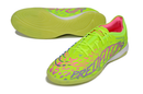 Chuteira Futsal Adidas Predator Elite Tongue IC nas cores verde, rosa e roxa, ideal para desempenho em quadra.