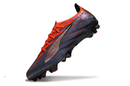 Chuteira Puma Ultra 5 FG na cor preto e laranja, ideal para jogadas rápidas e precisão em campo.