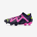 Chuteira Puma Future Ultimate FG Roxa lado direito com detalhes em rosa e verde