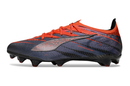 Chuteira Puma Ultra 5 FG preto e laranja, ideal para desempenho em campo, design moderno e tecnologia avançada.