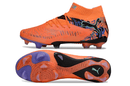 Chuteira Puma Future 8 FG - Laranjada e Roxo com design moderno e sola FG para excelente desempenho em campo.