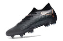 Chuteira Puma Future FTR FG Black, com design elegante e solado para gramados firmes.