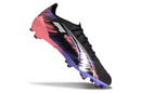 Chuteira Puma Ultra 5 FG em preto, rosa e roxo, ideal para desempenho em campos de futebol.
