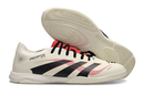 Chuteira Futsal Adidas Predator Elite Fold-Over Tongue IC na cor Bege com design moderno e confortável.