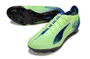 Chuteira Puma Ultra 5 FG na cor verde, ideal para campos de futebol, com design aerodinâmico e ótimo suporte.