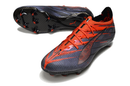 Chuteira Puma Ultra 5 FG em preto e laranja, ideal para campos de grama com excelente tração e conforto.