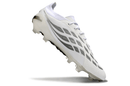 Chuteira Adidas Predator Elite FG 26 - "Finishers Steel" - Branca em ângulo, destacando seu design e tecnologia avançada.