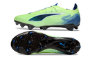 Chuteira Puma Ultra 5 FG - Verde, destacando design leve e sola com cravos para melhor aderência em campos.