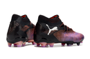 Chuteira Puma 8 Ultimate FG Preta e Roxa para futebol, com design elegante e conforto para o jogador.