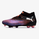Chuteira Puma 8 Ultimate FG Preta e Roxa para futebol com detalhes em laranja, modelo Neymar.