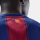 Detalhe da parte de trás da camisa do Barcelona com as cores e o emblema da equipe para a estação 25/26.