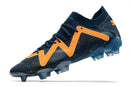 Chuteira Puma Future FTR FG Azul com detalhes em laranja, ideal para campos de grama natural.