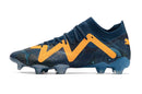 Chuteira Puma Future FTR FG Azul com detalhes em laranja e design moderno.