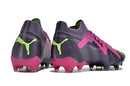 Chuteira Puma Future Ultimate FG Roxa, detalhes traseiros com design inovador e cores vibrantes para desempenho em campo.