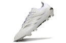 Chuteira Adidas Predator Elite FG 26 - "Finishers Steel" - Branca em destaque, perfeita para atacantes em campo.