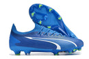 Chuteira Puma Ultra Ultimate FG Azul vista lateral e sola, ideal para desempenho no futebol.