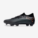 Chuteira Puma Future FTR FG Black com cabedal em preto e detalhes em rosa, ideal para campo.