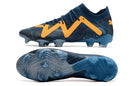 Chuteira Puma Future FTR FG Azul com detalhes em laranja e sola azul, ideal para campos firmes.
