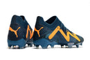 Chuteira Puma Future FTR FG Azul com detalhes em laranja, ideal para campos de gramado.