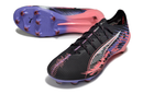 Chuteira Puma Ultra 5 FG preto, rosa e roxo com detalhes brilhantes e sola com cravos.