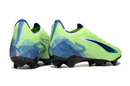 Chuteira Puma Ultra 5 FG na cor verde, vista traseira, com detalhes em azul e sola preta.