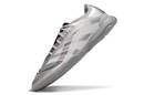 Chuteira Futsal Adidas Predator Elite Fold-Over Tongue IC na cor prata, ideal para jogos em campo indoor.
