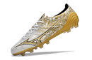 Chuteira Mizuno Alpha II FG Special Edition Golden com design dourado e tecnologia avançada.