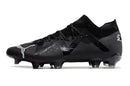 Chuteira Puma Future FTR FG Preto lateral na cor preta com detalhes em branco e solado com cravos.
