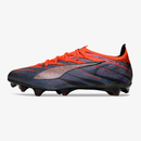 Chuteira Puma Ultra 5 FG em preto e laranja, designed for performance e conforto em campos de futebol.
