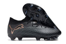 Chuteira Puma Future FTR FG Black, modelo esportivo para futebol com detalhes em preto e logo da Puma.