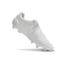 Chuteira Adidas Predator Mania Elite FG Branca - Campo em destaque, mostrando design icônico e tecnologia avançada.