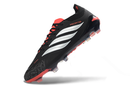 Chuteira Adidas Predator Elite FG 26 - Preta e Branca com design elegante em campo para performance superior.
