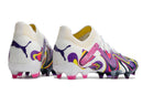 Chuteira Puma FUTURE Ultimate FG com design colorido e solado de travas para desempenho em campo.