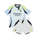 Conjunto infantil Benfica Third 2024/25 Adidas com camisola cinzenta, gola preta, detalhes amarelos e calção a condizer, ideal para jovens adeptos do SLB.
