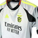 Conjunto infantil Benfica Third 2024/25 Adidas com camisola cinzenta, gola preta, detalhes amarelos e calção a condizer, ideal para jovens adeptos do SLB.