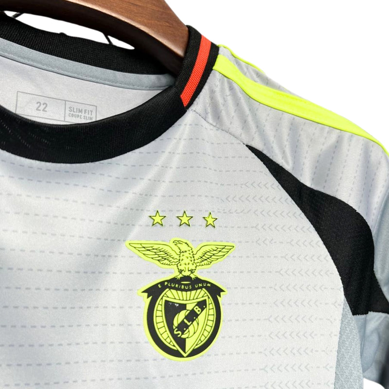 Conjunto infantil Benfica Third 2024/25 Adidas com camisola cinzenta, gola preta, detalhes amarelos e calção a condizer, ideal para jovens adeptos do SLB.