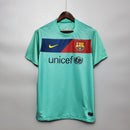 Camisa Barcelona Away Retro 10/11, cor verde, patrocinada pela Unicef, com escudo do Barcelona.