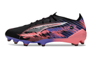 Chuteira Puma Ultra 5 FG nas cores preto, rosa e roxo com design moderno e otimizado para desempenho em campos.