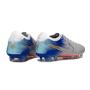 Chuteira Nike Tiempo 10 Elite FG Prata e Azul "United Pack" - visão traseira com design elegante e moderno.