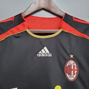 Camisa retro AC Milan 2006 na cor preta com detalhes em vermelho e logo da adidas.