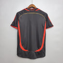 Camisa AC Milan 2006 Retro Black Olympic, vista traseira, detalhe em vermelho e design esportivo.