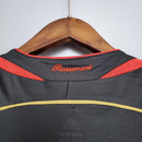 Parte traseira da camisa retro preta da AC Milan com bordado Rossoneri em destaque.